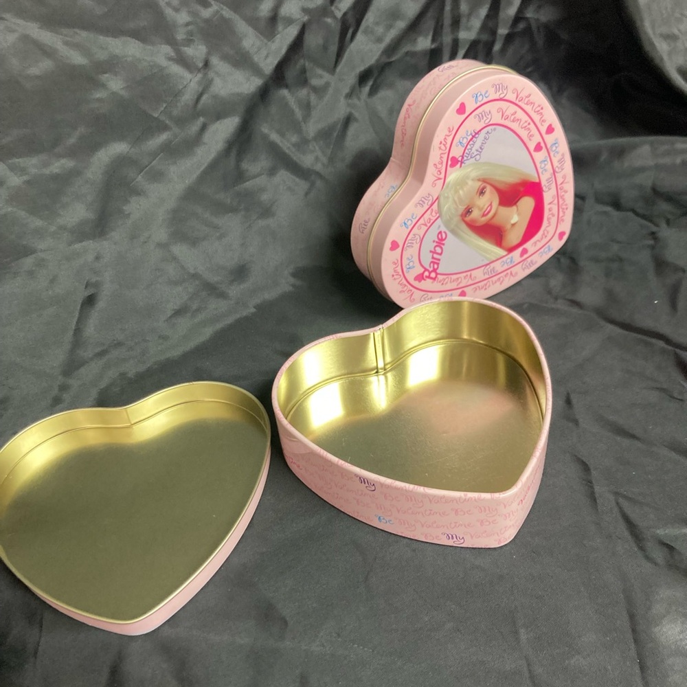 2 Barbie Valentine Tins 1999 - Picture 5 of 7